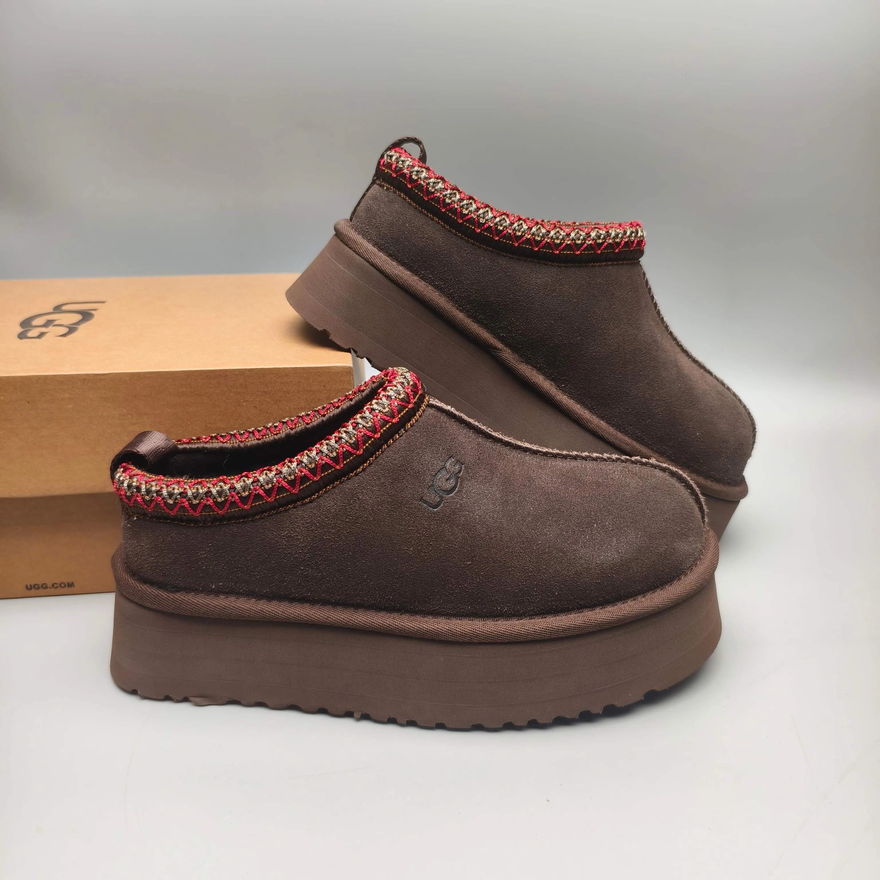 💰440 UGG sheepskin all-in-one snow boots 2553 co-branded national trend style thick-soled one-leg women’s snow boots🐾~ 🍭 A co-branded trendy item launched with well-known designer brands Feng Chen Wang and TELFAR. Zhou Dongyu & Wang Jiaer’s same style Fang Kete boots. The slip-on design makes it easy to put on and take off, and can be used indoors or outdoors. The exotic edging design is eye-catching, and it is definitely worth buying~ 🍭Material: cowhide➕sheep fur Outsole: rubber (light wing technology) 🍭Color: black, maroon, sand, dark green, light gray, chocolate, beige, walnut, brown, dark gray, red 🍭Number of codes: 35-42